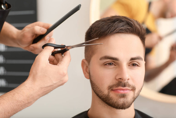 männlicher Friseur arbeitet mit Klient im Salon - Foto, Bild