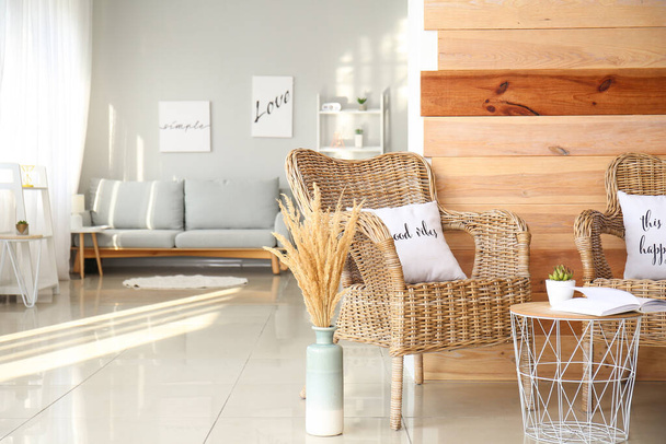 A modern szoba belseje kényelmes fotelekkel - Fotó, kép