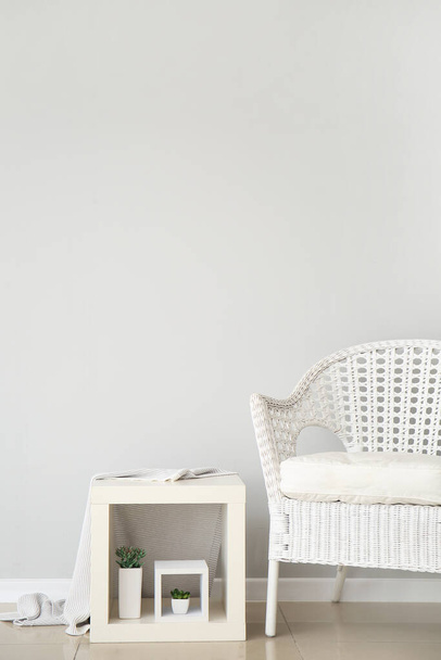 Sisustus moderni huone mukava nojatuoli lähellä valkoista seinää
 - Valokuva, kuva