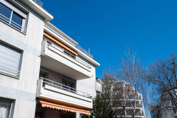 Французька квартира будинку нерухомості з чистим синім небом - Фото, зображення
