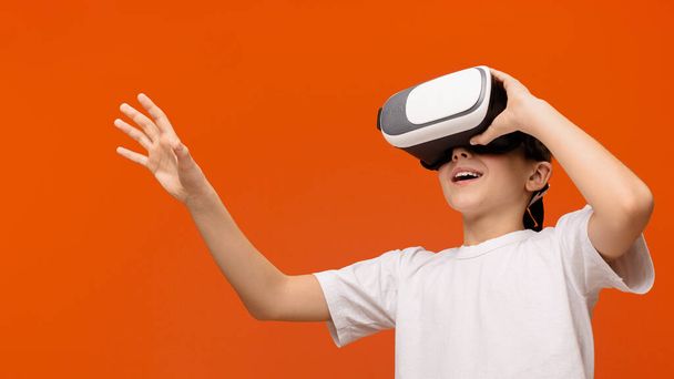 Эмоциональный подросток наслаждается очками виртуальной реальности, панорамой
 - Фото, изображение