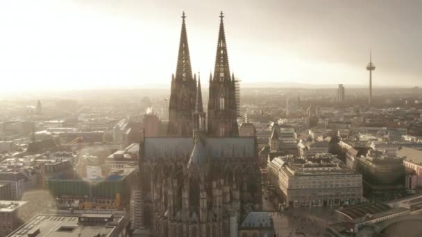 AERIAL: Kohti Kölnin katedraalia ja TV-tornia kauniissa sumuisessa auringonvalossa sateella
  - Materiaali, video