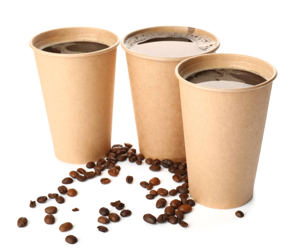 Tazas de café para llevar sobre fondo blanco
 - Foto, imagen