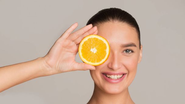 Detox-Konzept. Frau hält Stück Orange in der Hand - Foto, Bild