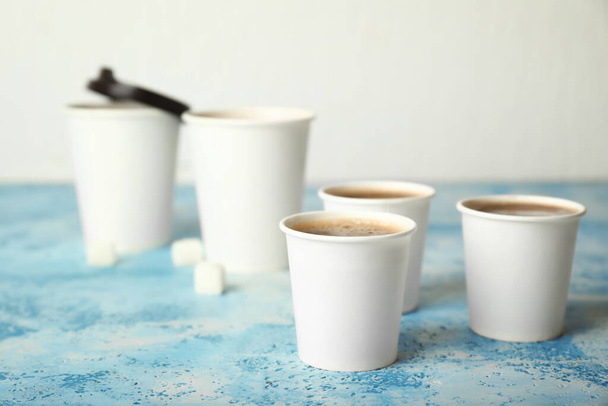 Taças de café Takeaway na mesa
 - Foto, Imagem
