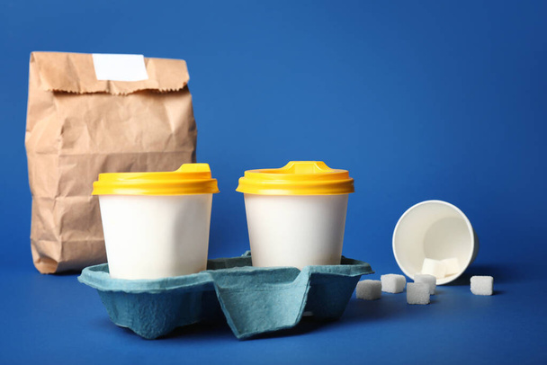 Takeaway coffee cups on color background - Foto, Bild