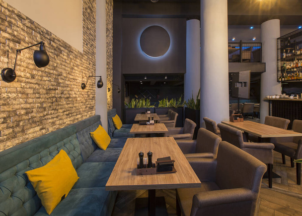 Kavárna interiér s měkkými místy k odpočinku bez lidí - Fotografie, Obrázek