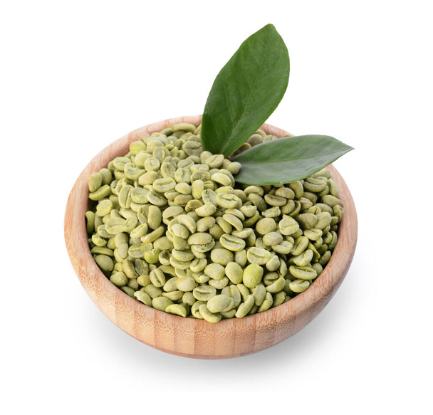 Tigela com grãos de café verde no fundo branco - Foto, Imagem