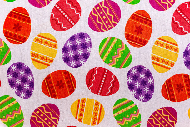 Wielkanoc tematyczne obrus z kolorowym wzorem jaj. Kontekst, faktura - Zdjęcie, obraz