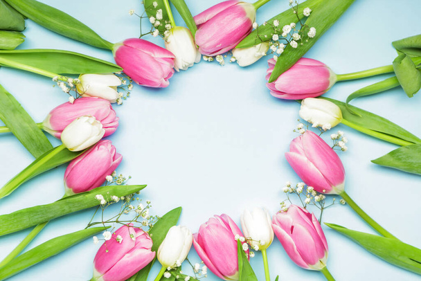 Marco hecho de hermosas flores sobre fondo de color - Foto, imagen