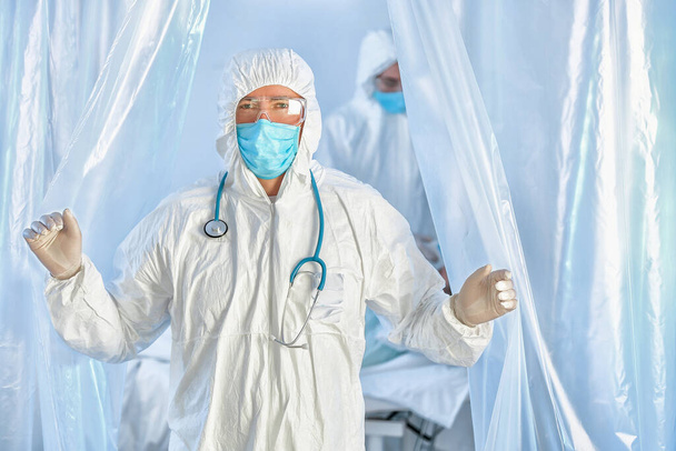 Лікар в костюмі біологічної небезпеки в заразній ізоляції. Концепція епідемії Коронавірусу - Фото, зображення