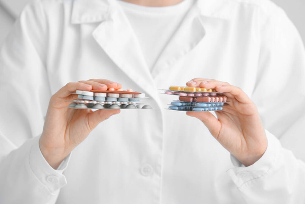 Жіночий лікар з таблетками, крупним планом
 - Фото, зображення