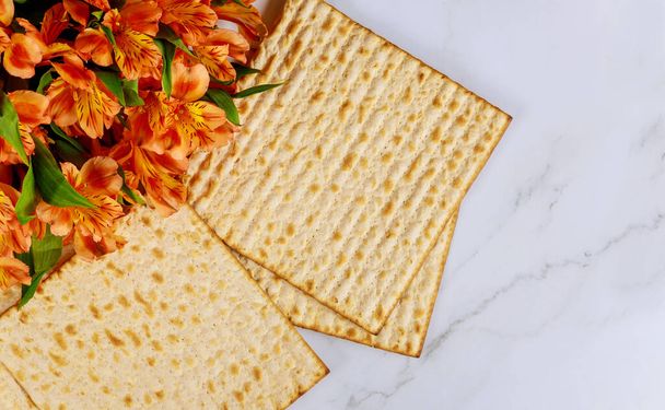 Традиционный еврейский праздник Пасхи с маццо пресный хлеб из свежего цветка
 - Фото, изображение