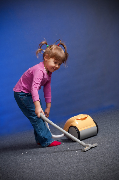 Girl cleaning carpet - Φωτογραφία, εικόνα