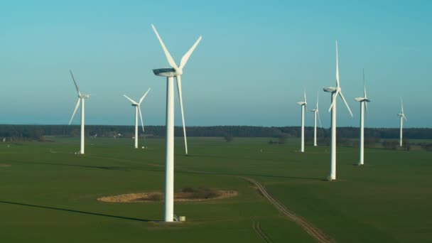 Luchtfoto van windmolens boerderij voor energieproductie op prachtige lucht op het veld. Windturbines die schone hernieuwbare energie opwekken voor duurzame ontwikkeling - Video
