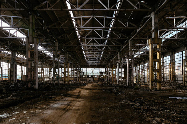 Abandoned large industrial hall waiting for demolition. Former Voronezh excavator manufacturing factory - Fotoğraf, Görsel