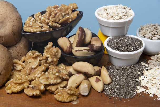Potraviny jako zdroj minerálů, jako je zinek, hořčík, měď a selen - semena chia, slunečnicová semena, oves, ořechy, kaštany, houby - Fotografie, Obrázek
