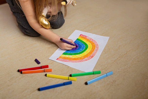 Niño pintando arco iris durante la cuarentena de Covid-19 en casa. Permanecer en casa Campaña de medios sociales para la prevención del coronavirus, vamos a estar bien, esperanza durante el concepto pandémico coronavirus
 - Foto, imagen