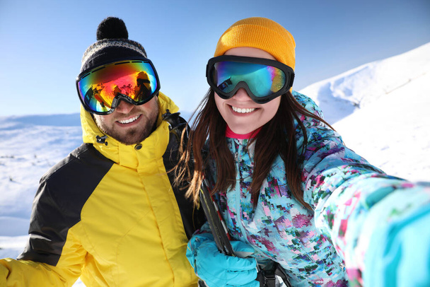 Couple taking selfie on hill. Winter vacation - Foto, imagen