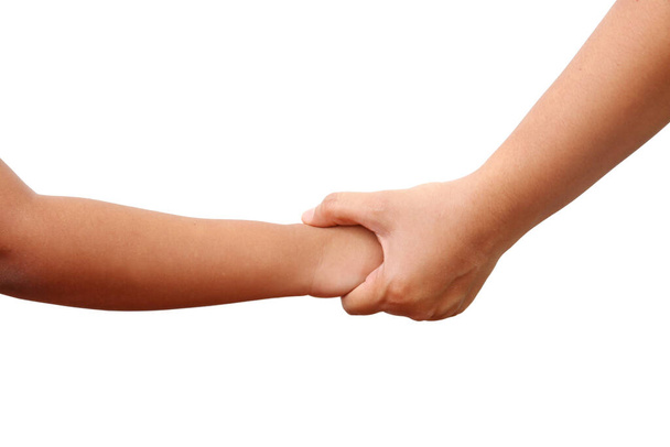 Зворотний бік руки матері-азіатки, що тримає руку дитини. Ізольований на білому з копіювальним простором і обрізкою шляху. - Фото, зображення