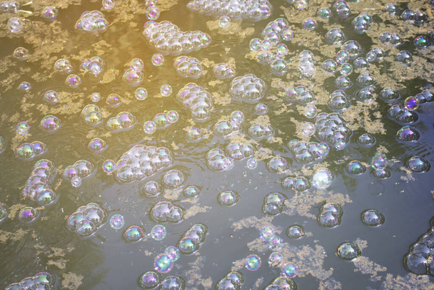 Bubliny na povrchu vody, které jsou znečištěny odvodňováním odpadních vod do přírodních vod.Environmentální problémy, které se často vyskytují ve velkých městech nebo v rozvojových zemích. - Fotografie, Obrázek