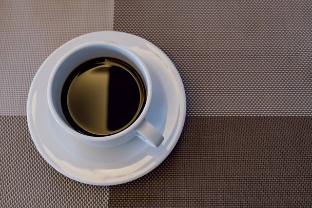 仕事前の朝起きてリフレッシュするためにテーブルの上に用意されたコーヒーカップ - 写真・画像