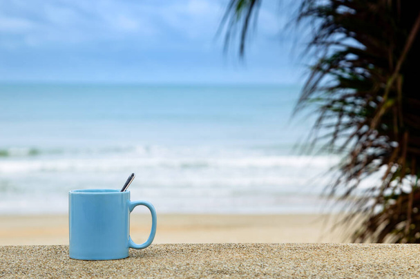 modrý šálek na pláži s modrým mořem a oblohou - Fotografie, Obrázek