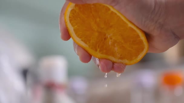 Close-up Geperst sinaasappelsap met de hand in de keuken. - Video
