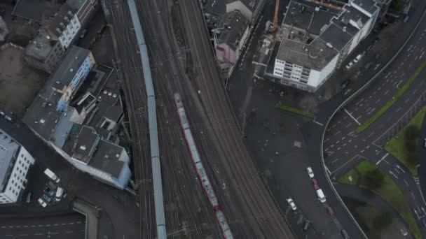 AERIAL: Sobre o sistema ferroviário de Colônia com trem de condução no dia nublado
  - Filmagem, Vídeo