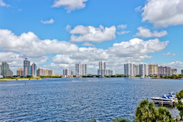 Skyline de la ciudad de Aventura en Miami, Florida
. - Foto, Imagen