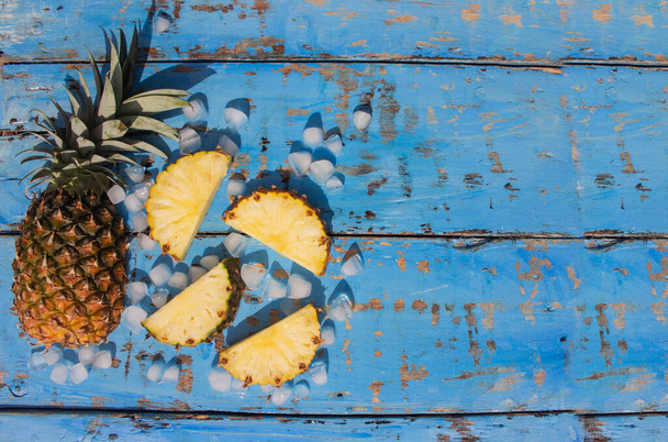 свіжі ананаси на синьому дерев'яному фоні, копіювати простір
 - Фото, зображення
