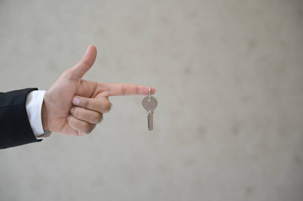 Fechar negócio mão segurando chave em casa
. - Foto, Imagem