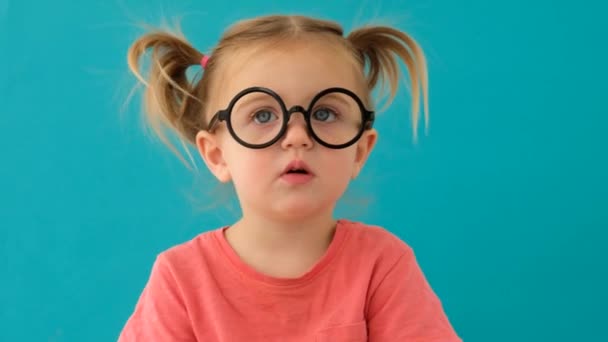 Portret dziecka w okrągłych okularach - Materiał filmowy, wideo