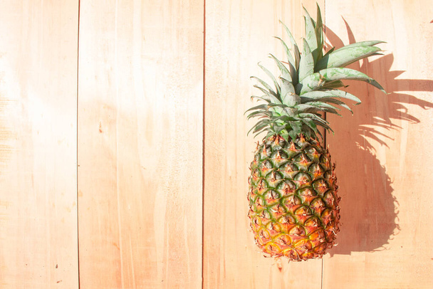 frische Ananas auf einem hölzernen Hintergrund - Foto, Bild