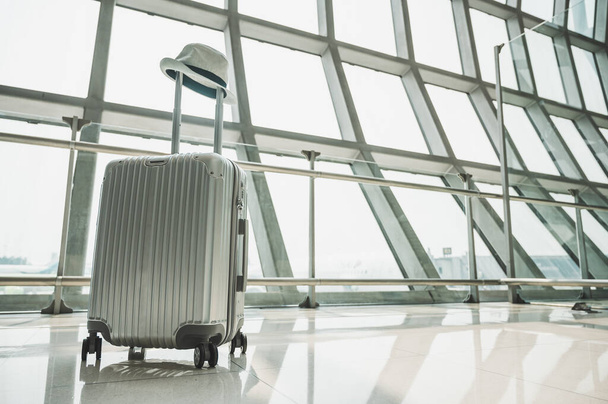 Bagagem de carrinho Disponível em um grande aeroporto, um conceito sobre viagens, aventuras ao redor do mundo
 - Foto, Imagem