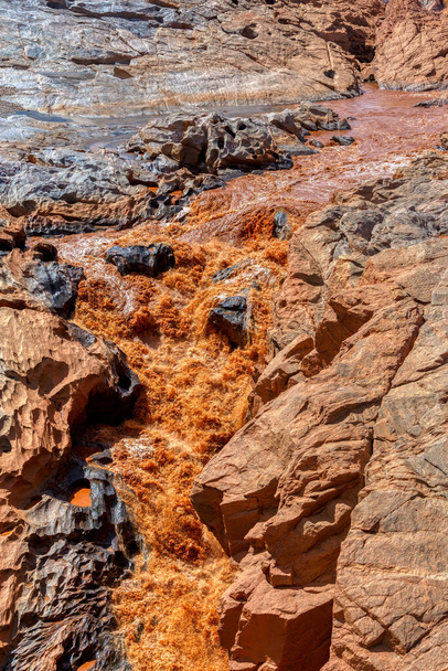 Річище річки Бецібока після сильного дощу, швидка червона жовта течія води, північна частина Мадагаскару. - Фото, зображення