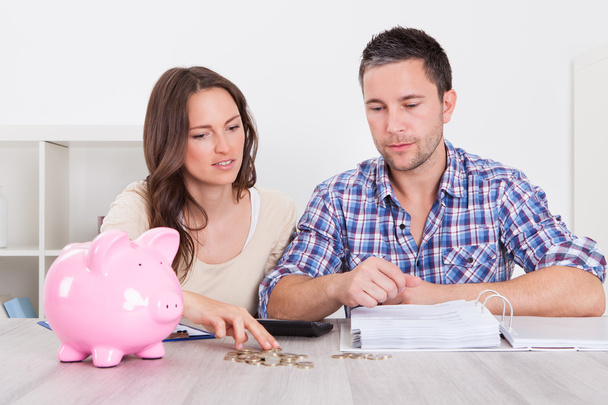 Couple Saving Money - Foto, afbeelding