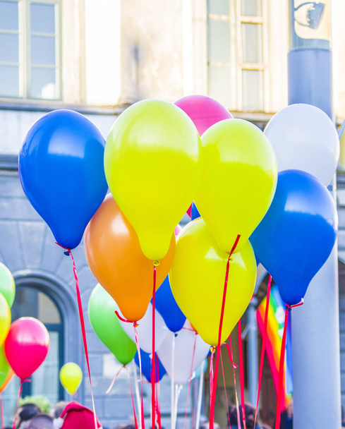 Воздушные шары всех цветов готовы к радости детей или развеселить вашу вечеринку
 - Фото, изображение