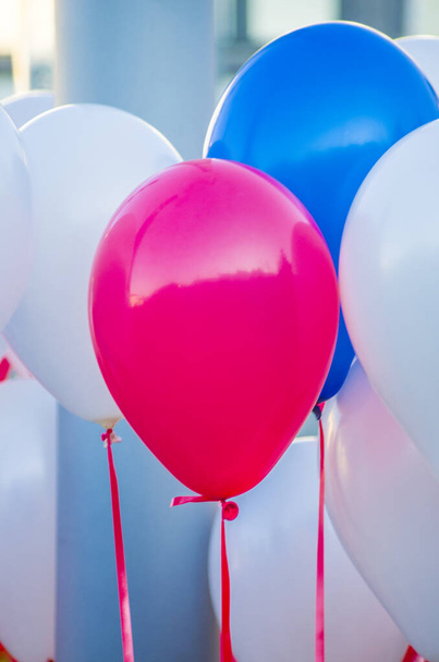 Her renkten balonlar çocukların neşesi için hazır ya da partinizi neşelendirmek için. - Fotoğraf, Görsel