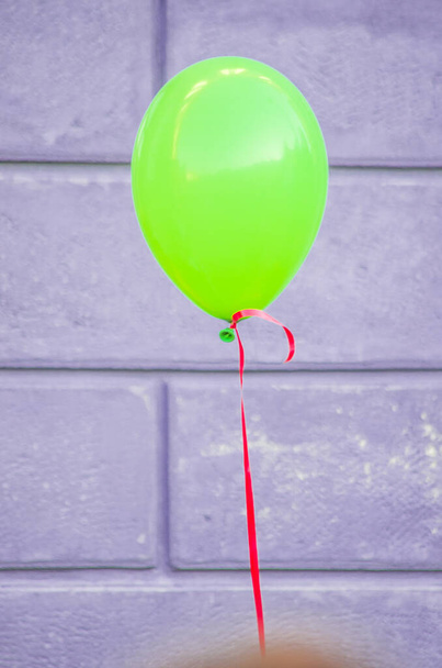 Balões de todas as cores prontos para a alegria das crianças ou para animar a sua festa
 - Foto, Imagem