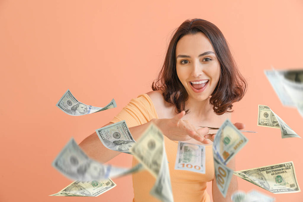 Красива молода жінка з літаючими грошима на кольоровому фоні
 - Фото, зображення
