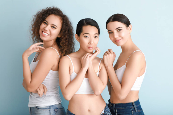 Beautiful young women with healthy skin on color background - Foto, Imagem