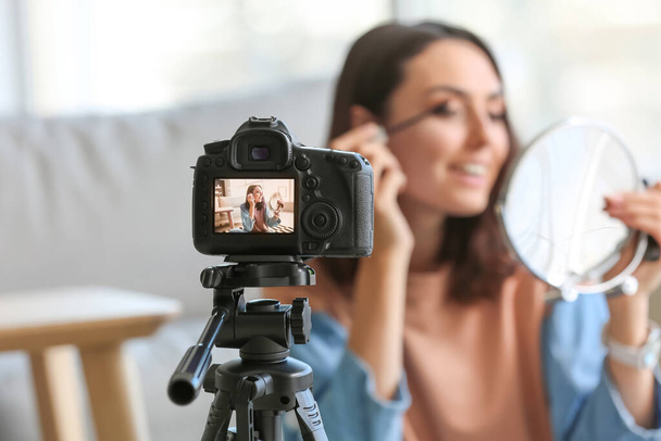 Feminino beleza blogger gravação de vídeo em casa
 - Foto, Imagem