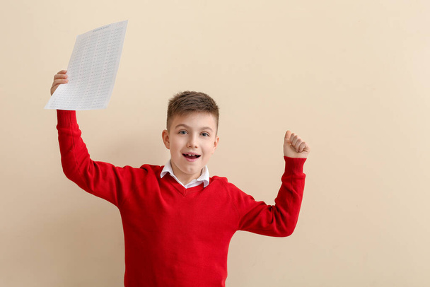 Ученик с листом ответов для школьного теста на цветном фоне
 - Фото, изображение