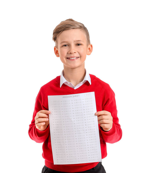 Ученик с листом ответов для школьного теста на белом фоне
 - Фото, изображение
