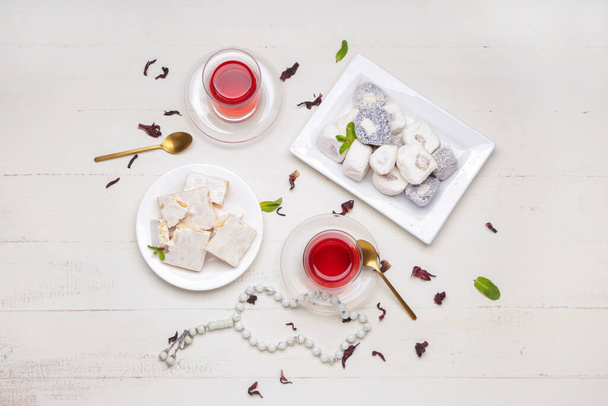 Chá turco saboroso com doces na mesa
 - Foto, Imagem
