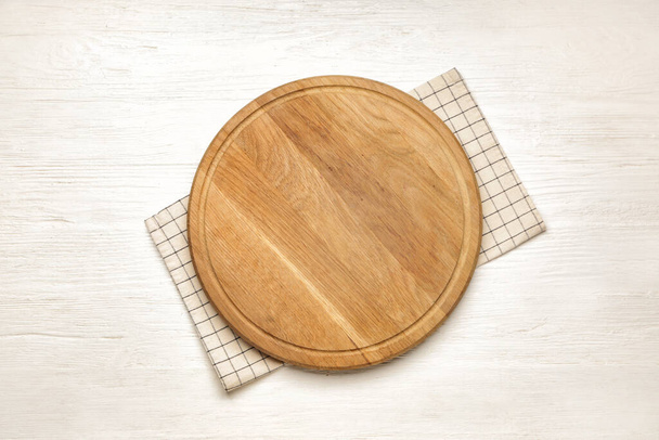 Cutting board on white wooden background - Foto, afbeelding