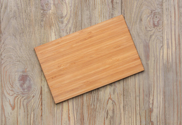 Доска резки на деревянном фоне - Фото, изображение