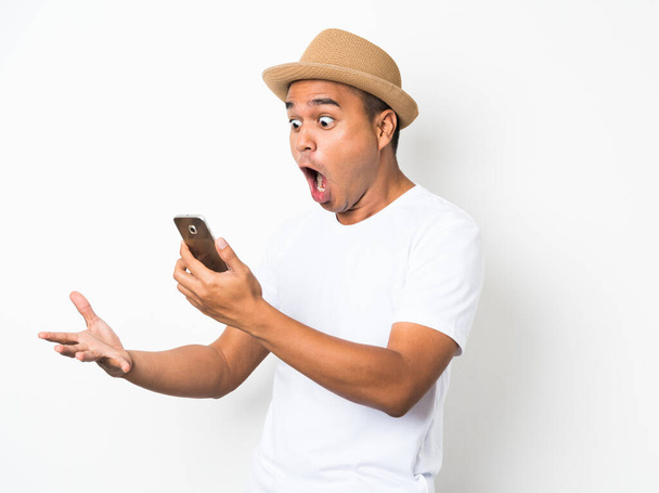 Surpreso e chocado asiático homem procurando smartphone
 - Foto, Imagem