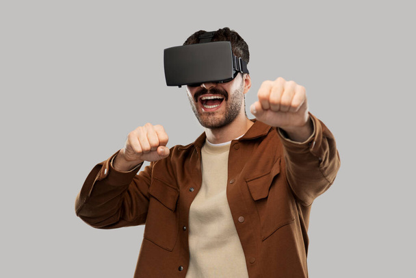 happy smiling young man in vr glasses - Foto, Imagen